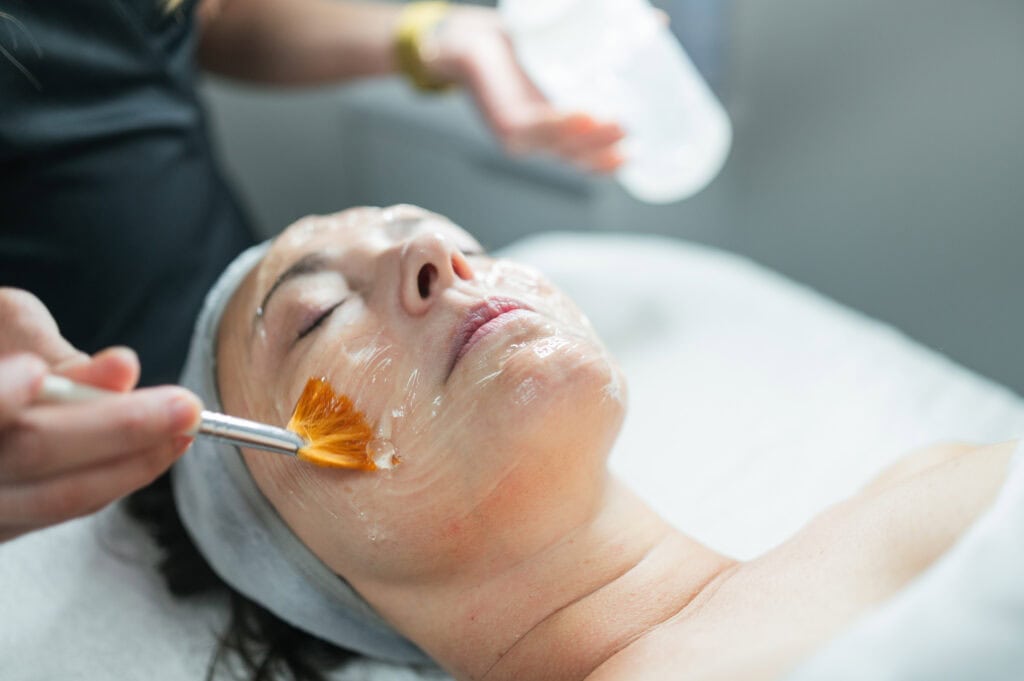 Příprava na chemický peeling: co dělat týden předem, v den zákroku a po něm