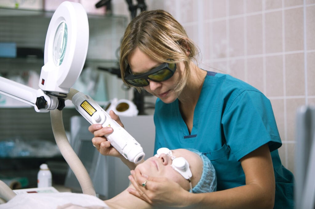 Rekonvalescence po laserovém ošetření: co pleť potřebuje k rychlému hojení